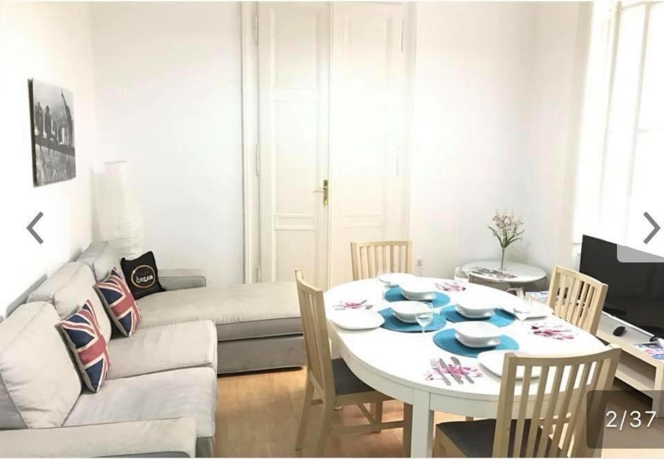 Astoria Metro Apartment Budapest Bagian luar foto